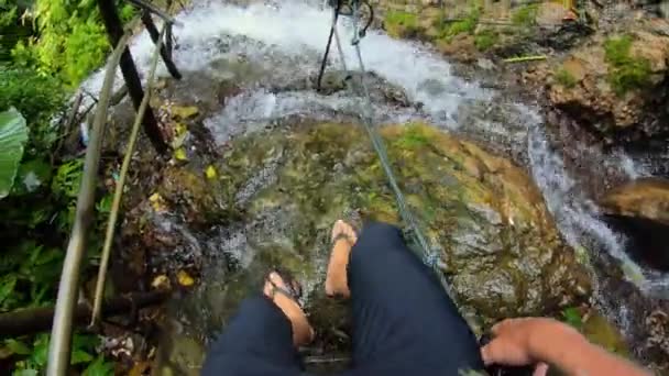インドネシアのジャワ島の森の真ん中にある高さの高い滝のビデオ — ストック動画