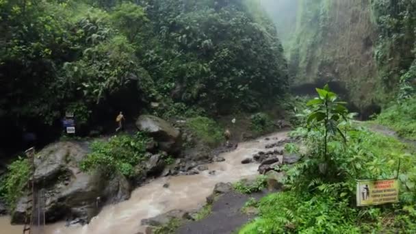 第一人称视频中的丛林到了高山上的悬崖上 山中有岩石河流和绿树 — 图库视频影像