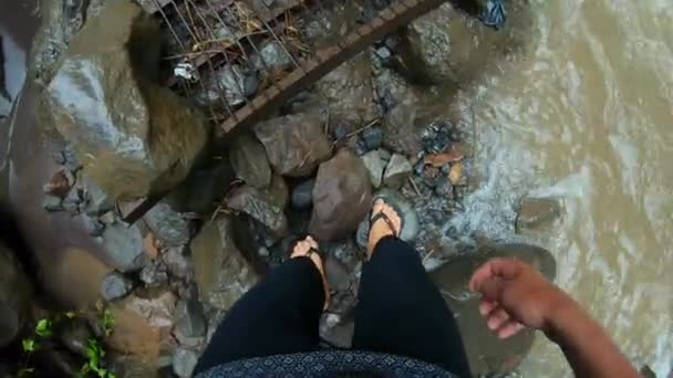 岩の見える高い山の崖に古い金属の階段上の適切な人の第一人のビデオ — ストック動画