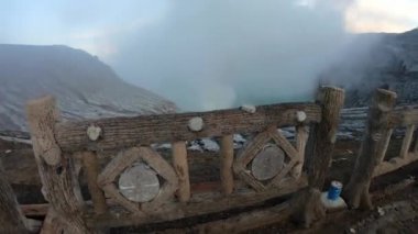 Endonezya 'daki Java adasında bulutlu yüksek volkan videosu