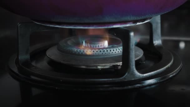 Відео Чорної Газової Плити Синім Червоним Палаючим Полум Кухні Крупним — стокове відео