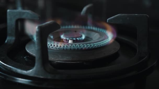 Vidéo Poêle Gaz Noir Avec Flamme Bleue Rouge Dans Cuisine — Video