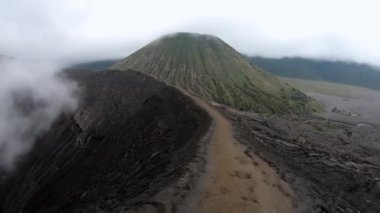 Endonezya 'nın Java adasındaki volkan krateri Bromo' nun videosu.