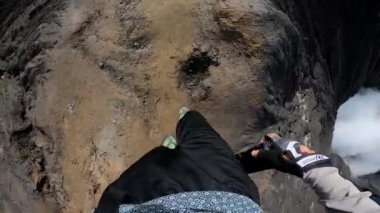 Endonezya 'nın Java adasındaki volkan krateri Bromo' nun videosu.