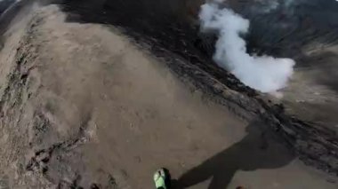 Endonezya 'nın Java adasındaki volkan krateri Bromo' nun videosu.