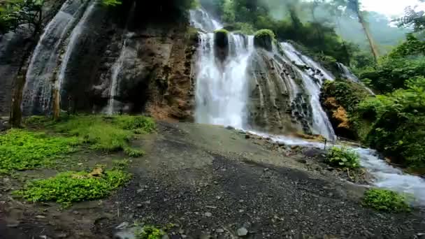 Wideo Wysokim Wodospadem Środku Lasu Wyspie Java Indonezji — Wideo stockowe