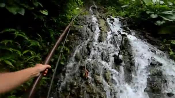 Pierwszoosobowy Film Dżungli Klifu Wysokiej Górze Rzeką Skalną Zielonymi Drzewami — Wideo stockowe