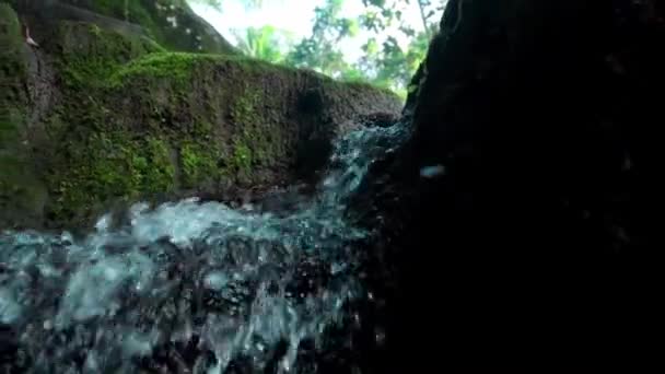 Vídeo Una Selva Acantilado Una Alta Montaña Con Río Roca — Vídeo de stock