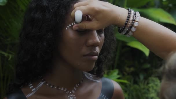 Видео Красивой Юной Брюнетки Африканской Девушки Макияжем Нарисованные Этнические Линии — стоковое видео