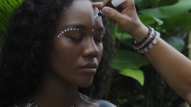 Vidéo Une Belle Jeune Fille Africaine Brune Avec Maquillage Lignes — Video