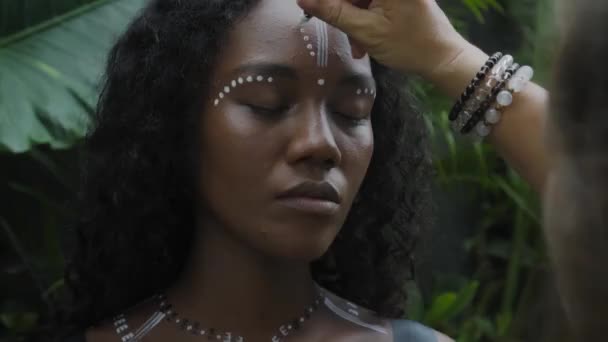 Wideo Piękną Młodą Brunetką African Girl Makijażem Malowane Linie Etniczne — Wideo stockowe
