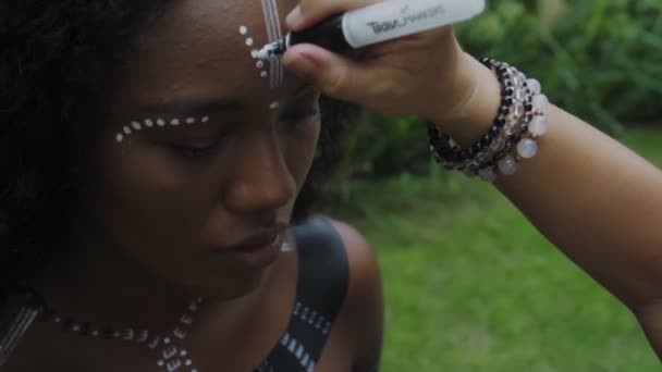 Video Una Hermosa Joven Morena Africana Con Maquillaje Líneas Étnicas — Vídeos de Stock
