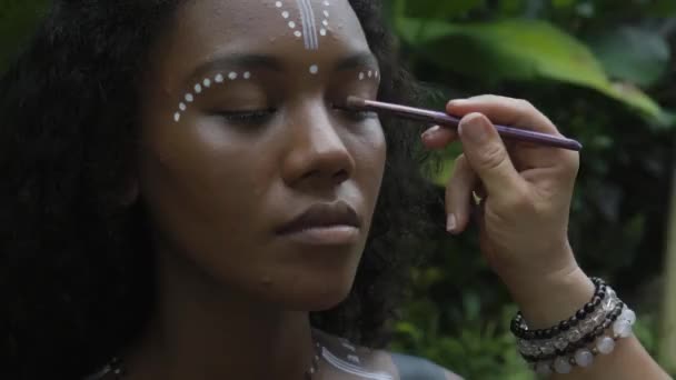 Video Una Bella Giovane Bruna Ragazza Africana Con Trucco Linee — Video Stock