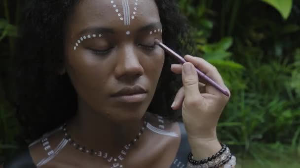 Video Una Bella Giovane Bruna Ragazza Africana Con Trucco Linee — Video Stock