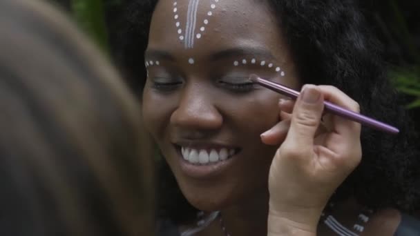 Videó Egy Gyönyörű Fiatal Barna Afrikai Lány Smink Festett Etnikai — Stock videók