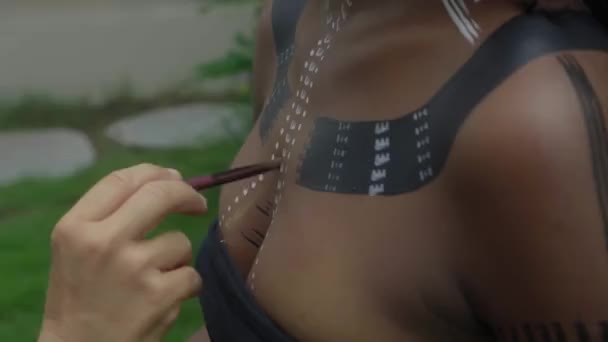 Vidéo Une Belle Jeune Fille Africaine Brune Avec Maquillage Lignes — Video