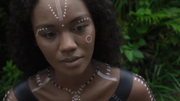 Wideo Piękną Młodą Brunetką African Girl Makijażem Malowane Linie Etniczne — Wideo stockowe