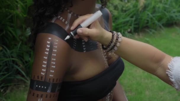 Vidéo Une Belle Jeune Fille Africaine Brune Avec Maquillage Lignes — Video