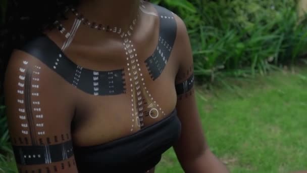 Video Una Hermosa Joven Morena Africana Con Maquillaje Líneas Étnicas — Vídeo de stock