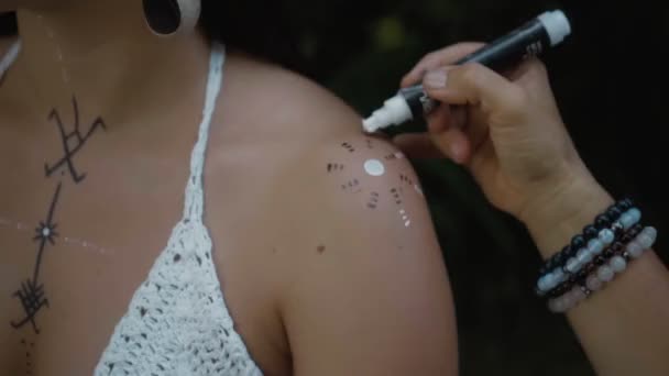 Vídeo Uma Bela Jovem Morena Menina Europeia Com Maquiagem Linhas — Vídeo de Stock