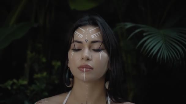 Video Una Hermosa Joven Morena Europea Con Maquillaje Líneas Étnicas — Vídeos de Stock