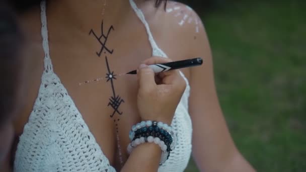 Video Krásné Mladé Brunetky Evropská Dívka Make Upem Malované Etnické — Stock video