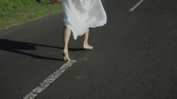 Wideo Piękną Młodą Brunetką Biegnącą Pustej Drodze Palmami Bali — Wideo stockowe