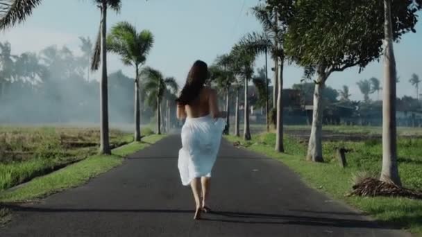 Video Una Hermosa Jovencita Morena Europea Corriendo Por Camino Vacío — Vídeo de stock