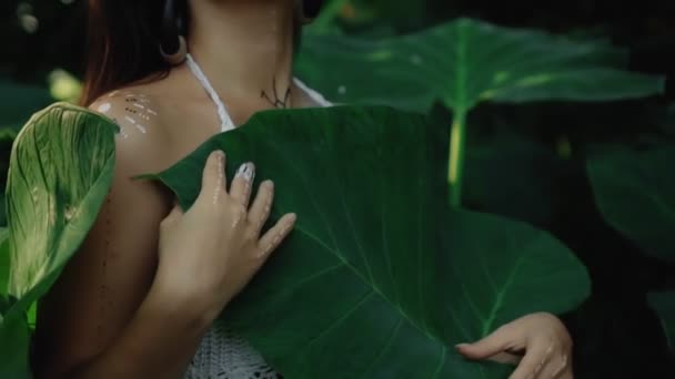 화장을 정원을 사람의 민족적 아름다운 갈색의 소녀의 — 비디오