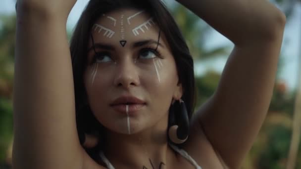 Video Una Hermosa Joven Morena Europea Con Maquillaje Líneas Étnicas — Vídeo de stock