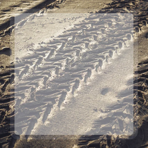 Fotografia Śladu Opon Samochodowych Mokrym Piasku Cieniami Słońca Ramce — Zdjęcie stockowe