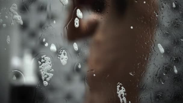 Genç Adam Banyo Duş Görünümünü Aynanın Içinden Alıyor Arka Planda — Stok video