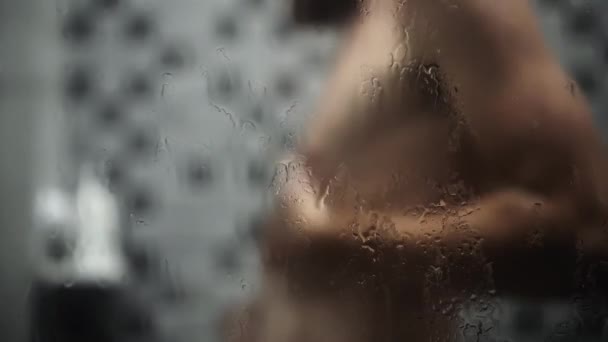 Młody Człowiek Pod Prysznicem Poślizgnął Się Łazience Upadł Podłogę — Wideo stockowe