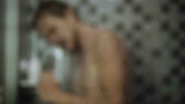 Junger Mann Singt Unter Der Dusche Und Benutzt Den Duschkopf — Stockvideo