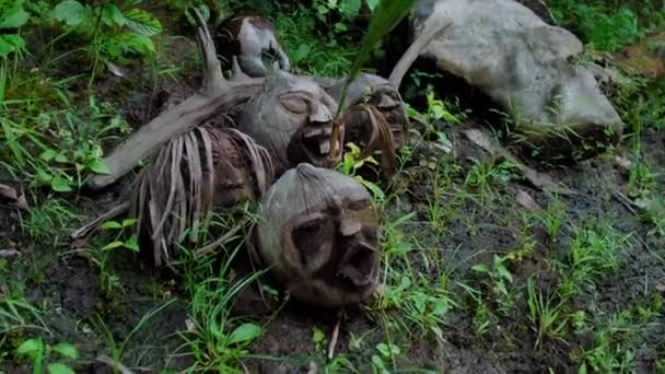 Vídeo Antigo Lugar Místico Selva Indonésia Com Faces Perfume Floresta — Vídeo de Stock