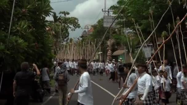 Desa Munggu Kabupatten Badung Bali インドネシア 2020年2月29日 儀式Mekotekは何世紀にもわたってバリのヒンドゥスによって評価されてきた遺産です 男が持っている長い棒の儀式 — ストック動画