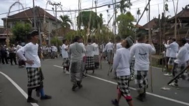 Desa Munggu, Kabupaten Badung, Bali, Endonezya - 29 Şubat 2020: Seremoni Mekotek, Hindular tarafından yüzyıllardır Bali 'de ilan edilen bir miras. Erkeklerin tuttuğu uzun sopalı bir ayin..