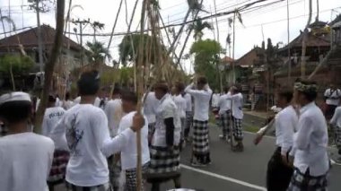 Desa Munggu, Kabupaten Badung, Bali, Endonezya - 29 Şubat 2020: Seremoni Mekotek, Hindular tarafından yüzyıllardır Bali 'de ilan edilen bir miras. Erkeklerin tuttuğu uzun sopalı bir ayin..