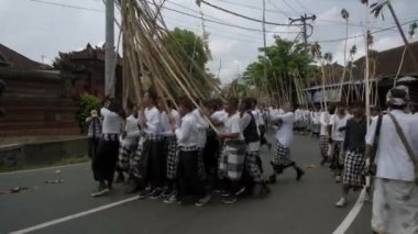 Desa Munggu, Kabupaten Badung, Bali, Endonezya - 29 Şubat 2020: Seremoni Mekotek, Hindular tarafından yüzyıllardır Bali 'de ilan edilen bir miras. Erkeklerin tuttuğu uzun sopalı bir ayin..