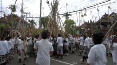 Desa Munggu, Kabupaten Badung, Bali, Endonezya - 29 Şubat 2020: Seremoni Mekotek, Hindular tarafından yüzyıllardır Bali 'de ilan edilen bir miras. Erkeklerin tuttuğu uzun sopalı bir ayin..