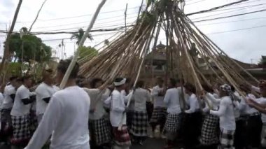 Desa Munggu, Kabupaten Badung, Bali, Endonezya - 29 Şubat 2020: Seremoni Mekotek, Hindular tarafından yüzyıllardır Bali 'de ilan edilen bir miras. Erkeklerin tuttuğu uzun sopalı bir ayin..