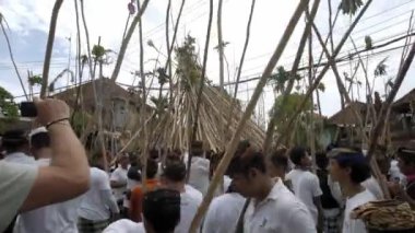 Desa Munggu, Kabupaten Badung, Bali, Endonezya - 29 Şubat 2020: Seremoni Mekotek, Hindular tarafından yüzyıllardır Bali 'de ilan edilen bir miras. Erkeklerin tuttuğu uzun sopalı bir ayin..