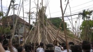 Desa Munggu, Kabupaten Badung, Bali, Endonezya - 29 Şubat 2020: Seremoni Mekotek, Hindular tarafından yüzyıllardır Bali 'de ilan edilen bir miras. Erkeklerin tuttuğu uzun sopalı bir ayin..