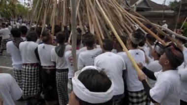 Desa Munggu, Kabupaten Badung, Bali, Endonezya - 29 Şubat 2020: Seremoni Mekotek, Hindular tarafından yüzyıllardır Bali 'de ilan edilen bir miras. Erkeklerin tuttuğu uzun sopalı bir ayin..