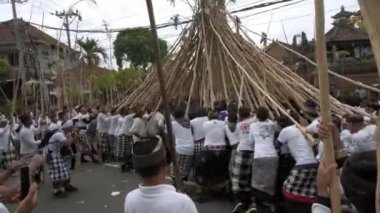 Desa Munggu, Kabupaten Badung, Bali, Endonezya - 29 Şubat 2020: Seremoni Mekotek, Hindular tarafından yüzyıllardır Bali 'de ilan edilen bir miras. Erkeklerin tuttuğu uzun sopalı bir ayin..