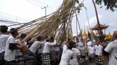 Desa Munggu, Kabupaten Badung, Bali, Endonezya - 29 Şubat 2020: Seremoni Mekotek, Hindular tarafından yüzyıllardır Bali 'de ilan edilen bir miras. Erkeklerin tuttuğu uzun sopalı bir ayin..