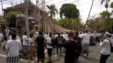 Desa Munggu, Kabupaten Badung, Bali, Endonezya - 29 Şubat 2020: Seremoni Mekotek, Hindular tarafından yüzyıllardır Bali 'de ilan edilen bir miras. Erkeklerin tuttuğu uzun sopalı bir ayin..