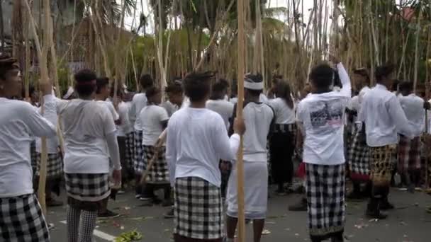 Desa Munggu Kabupatten Badung Bali インドネシア 2020年2月29日 儀式Mekotekは何世紀にもわたってバリのヒンドゥスによって評価されてきた遺産です 男が持っている長い棒の儀式 — ストック動画