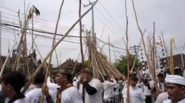 Desa Munggu, Kabupaten Badung, Bali, Endonezya - 29 Şubat 2020: Seremoni Mekotek, Hindular tarafından yüzyıllardır Bali 'de ilan edilen bir miras. Erkeklerin tuttuğu uzun sopalı bir ayin..