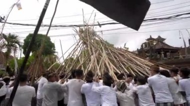 Desa Munggu, Kabupaten Badung, Bali, Endonezya - 29 Şubat 2020: Seremoni Mekotek, Hindular tarafından yüzyıllardır Bali 'de ilan edilen bir miras. Erkeklerin tuttuğu uzun sopalı bir ayin..